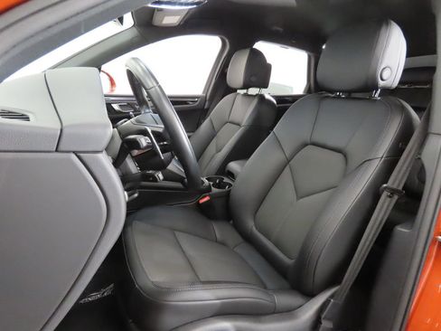 Certified 2025 Porsche Macan AWD/4WD image 5