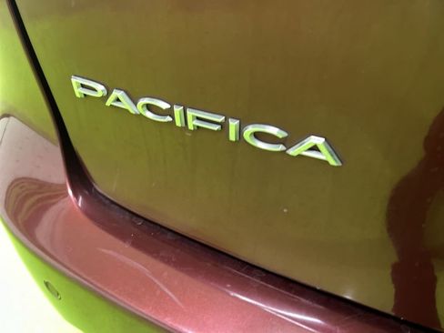 Used 2018 Chrysler Pacifica Limited FWD image 12