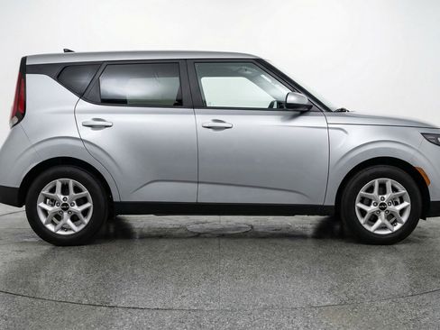 Used 2025 Kia Soul LX w/ LX Technology Package FWD image 11
