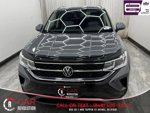 Used 2022 Volkswagen Taos SEL w/ Panoramic Sunroof Package image 2