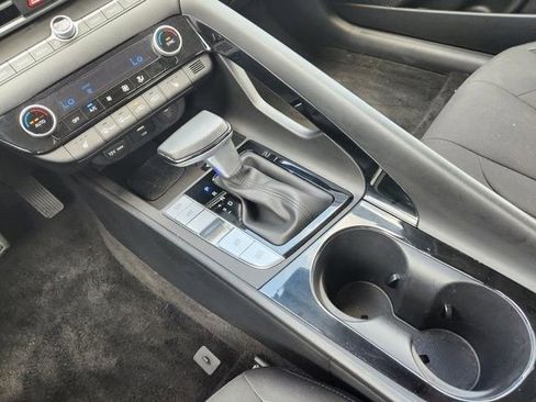 Used 2025 Hyundai Elantra SEL image 16