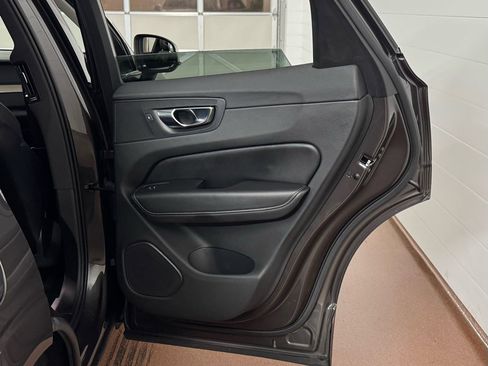 Used 2022 Volvo XC60 B5 Inscription w/ Advanced Package image 39