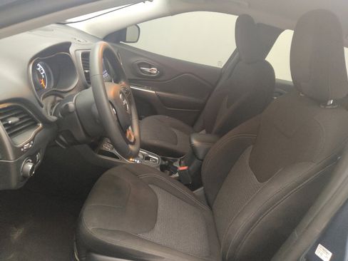 Used 2020 Jeep Cherokee Latitude FWD image 17