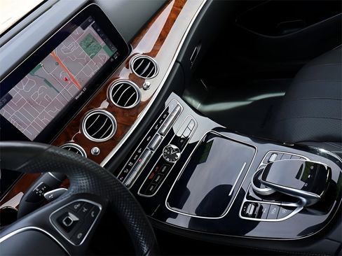 Used 2018 Mercedes-Benz E 300 4MATIC image 21