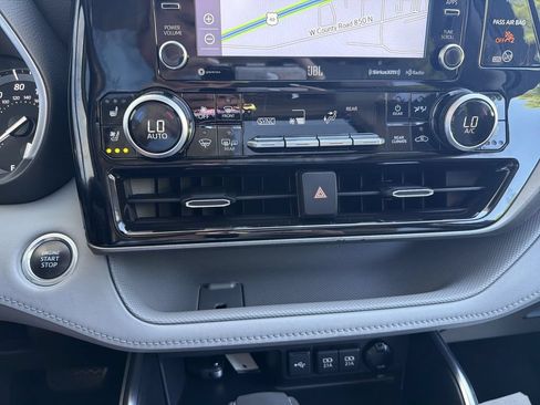 Used 2021 Toyota Highlander Limited AWD/4WD image 17