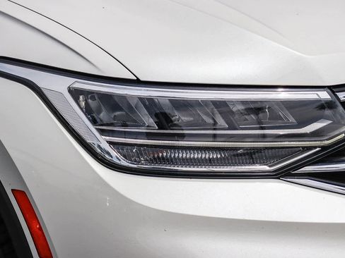 Used 2023 Volkswagen Tiguan SE w/ Panoramic Sunroof Package image 4