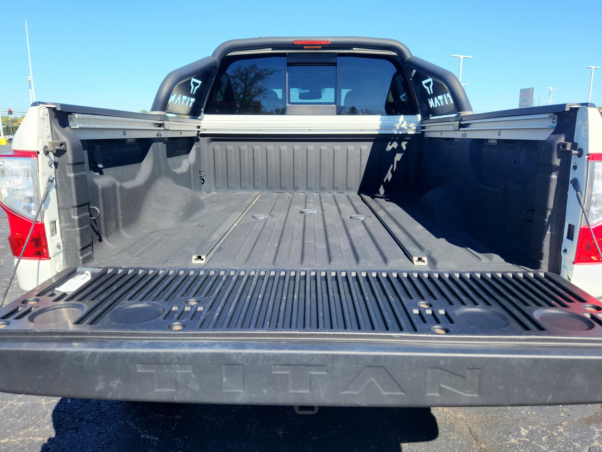 Used 2018 Nissan Titan PRO-4X w/ Pro-4x Convenience Package AWD/4WD image 18