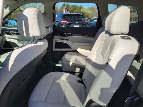 Used 2023 Kia Telluride S image 11