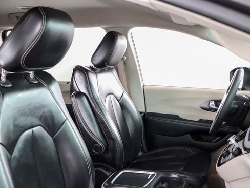 Used 2023 Chrysler Pacifica Touring-L image 27