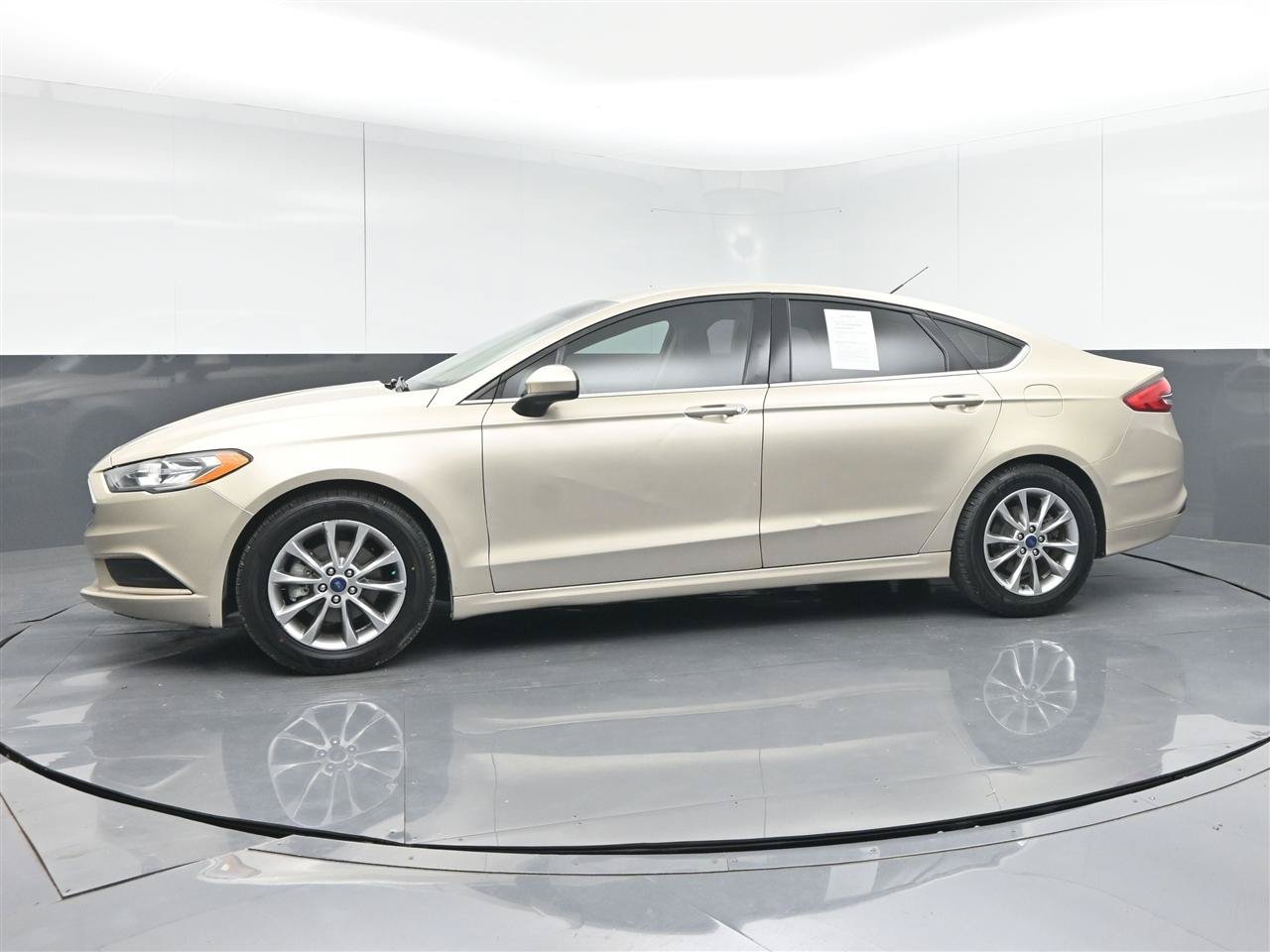 Used 2017 Ford Fusion SE w/ Fusion SE Technology Package FWD image 8