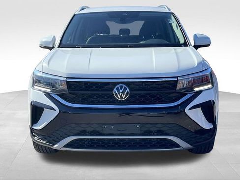 Used 2024 Volkswagen Taos SE image 2