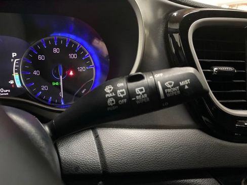 Used 2025 Chrysler Pacifica Select FWD image 39