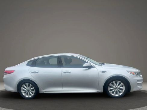 Used 2018 Kia Optima LX w/ 17" Alloy Wheels Package FWD image 4