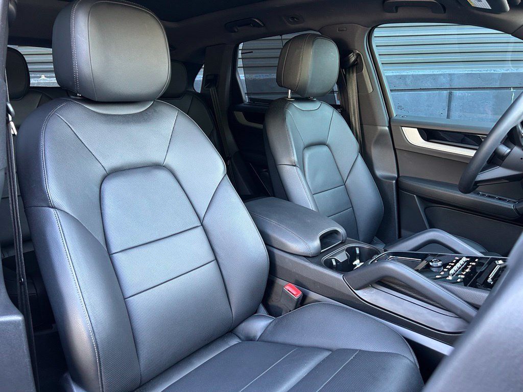 Certified 2025 Porsche Cayenne AWD/4WD image 23