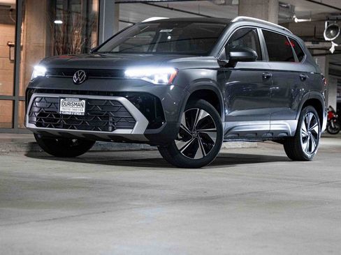 New 2026 Volkswagen Taos SE image 1