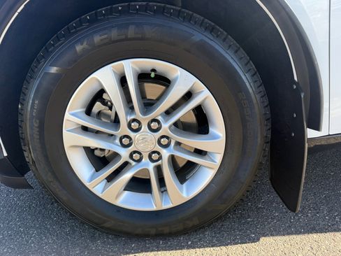 Used 2018 Buick Enclave Essence image 9