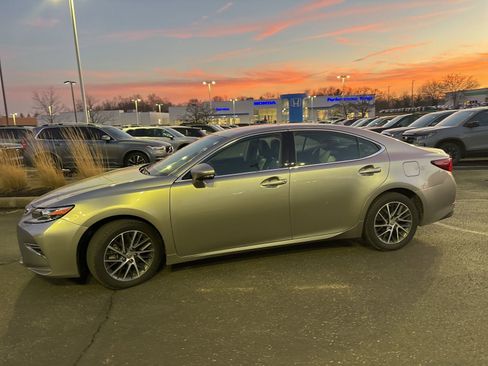 Used 2017 Lexus ES 350 image 2