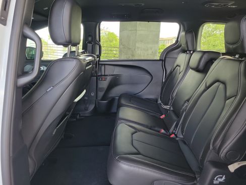 New 2026 Chrysler Pacifica Select FWD image 9