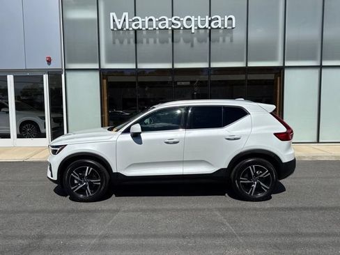 Certified 2025 Volvo XC40 B5 Core AWD/4WD image 2