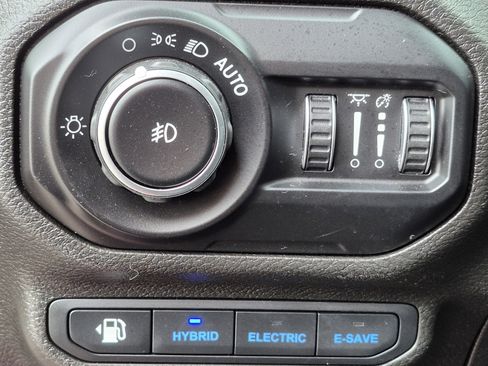 Used 2021 Jeep Wrangler Unlimited Sahara w/ Cold Weather Group AWD/4WD image 16