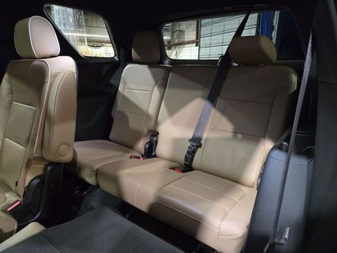 Used 2023 Chevrolet Traverse Premier image 33