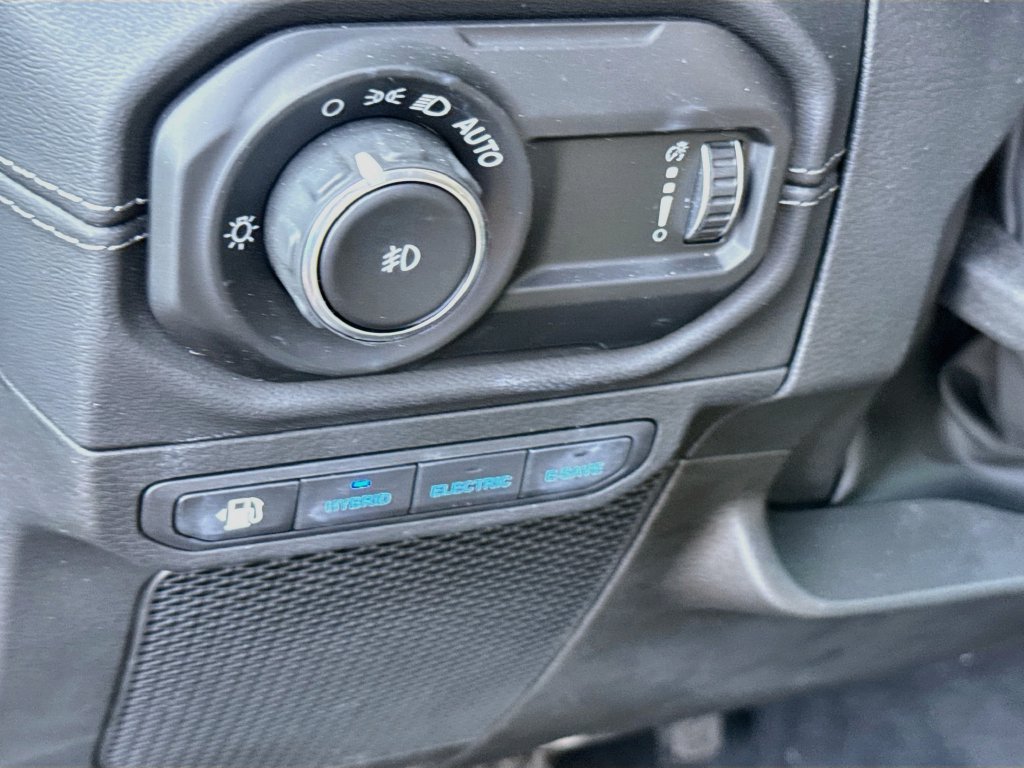 Used 2024 Jeep Wrangler Unlimited Sahara AWD/4WD image 11