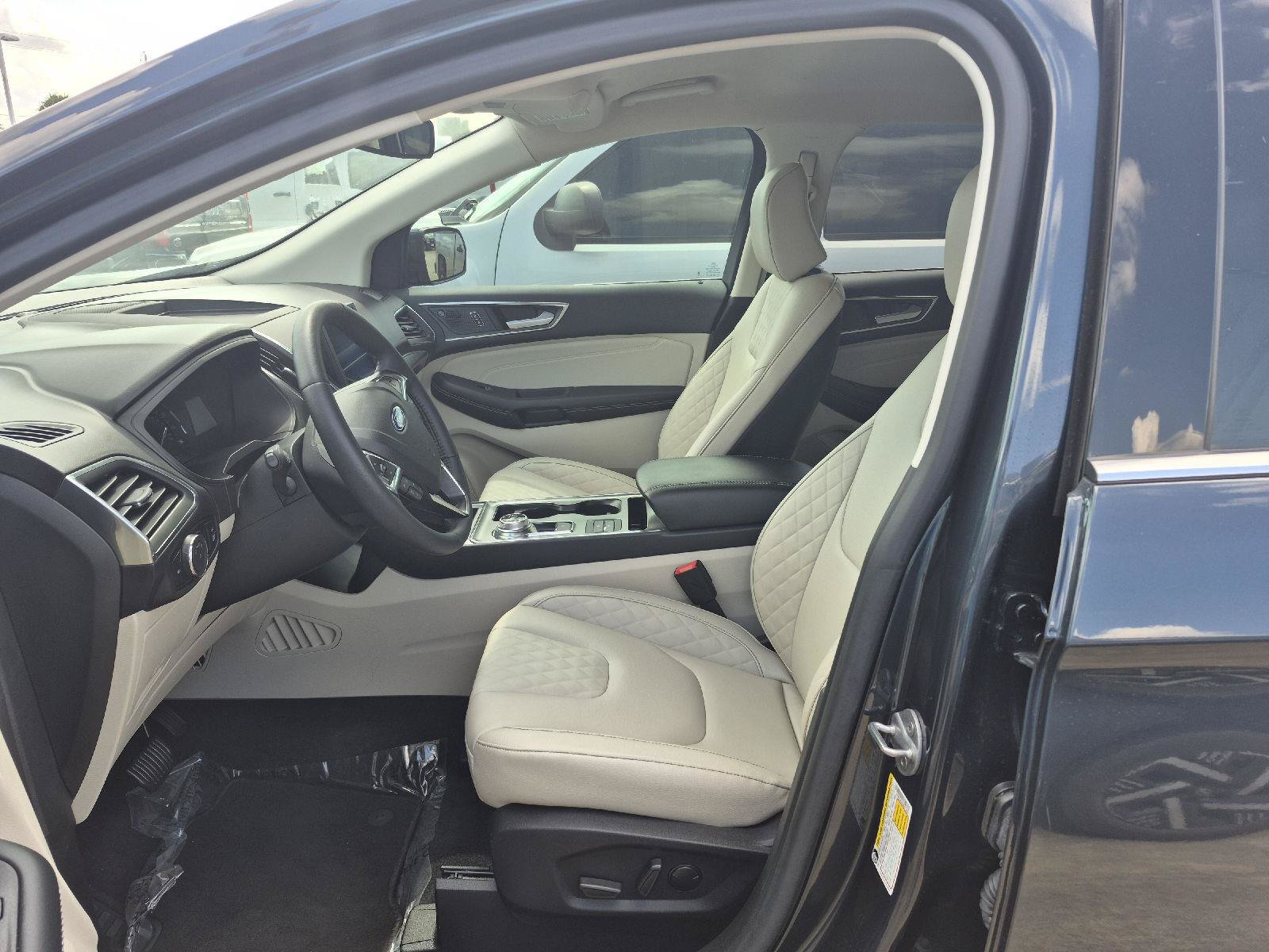 Used 2024 Ford Edge Titanium AWD/4WD image 2