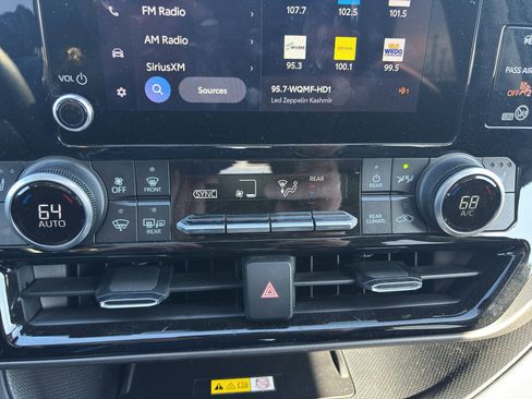 Used 2023 Toyota Highlander XLE image 8