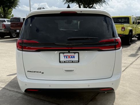 New 2026 Chrysler Pacifica Select w/ S Appearance Package FWD image 6