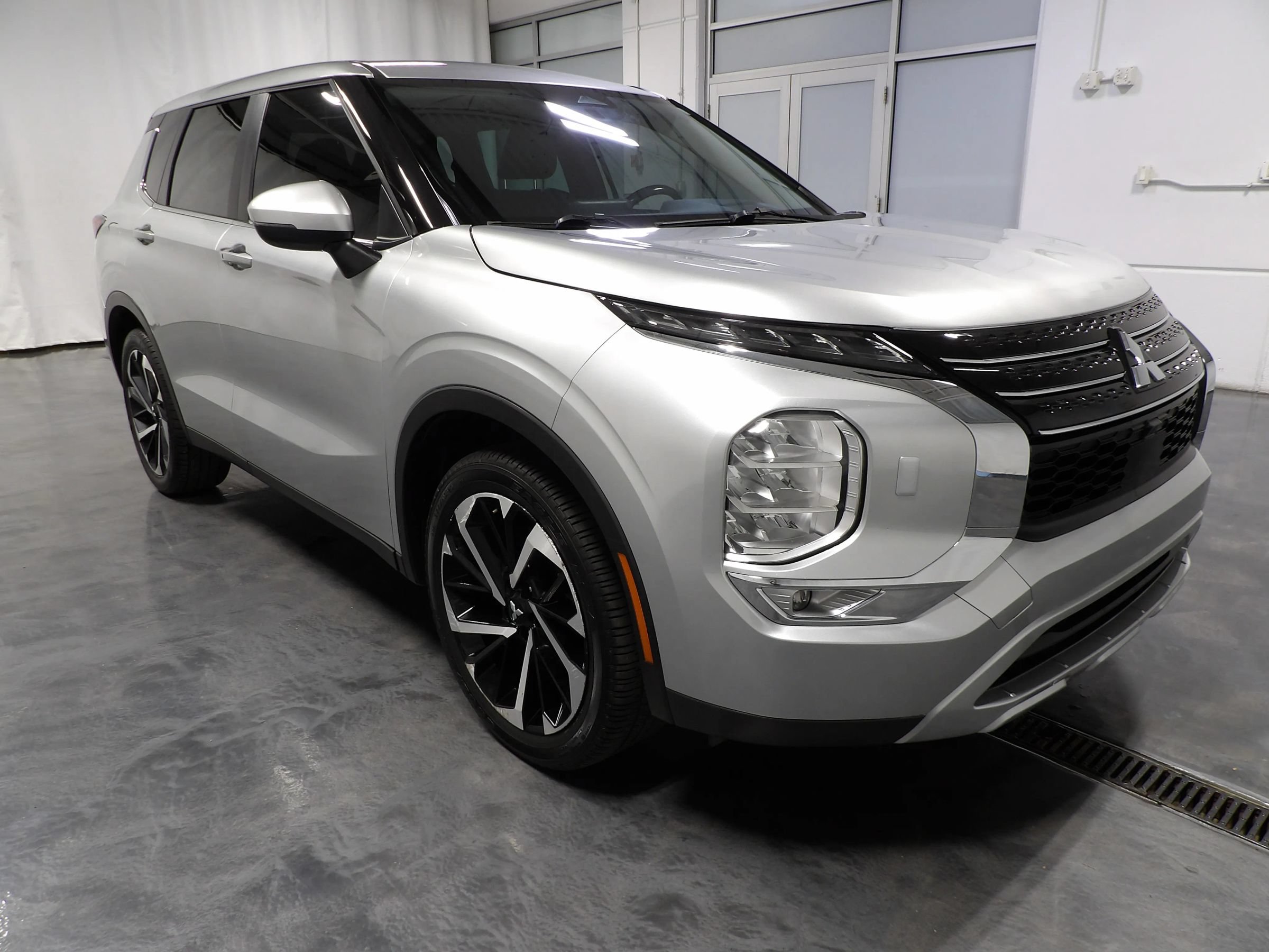 Used 2023 Mitsubishi Outlander ES AWD/4WD image 2