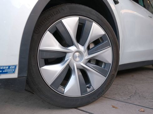 Used 2020 Tesla Model Y Long Range AWD/4WD image 37