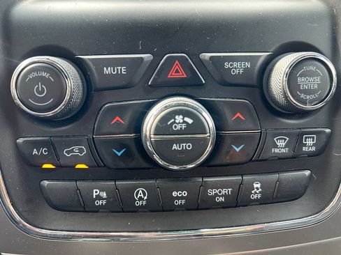 Used 2021 Jeep Grand Cherokee Laredo AWD/4WD image 26
