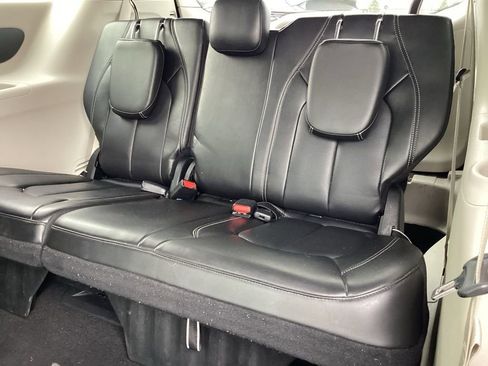 Used 2023 Chrysler Pacifica Touring-L image 17