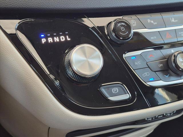 Used 2024 Chrysler Pacifica Touring-L FWD image 12
