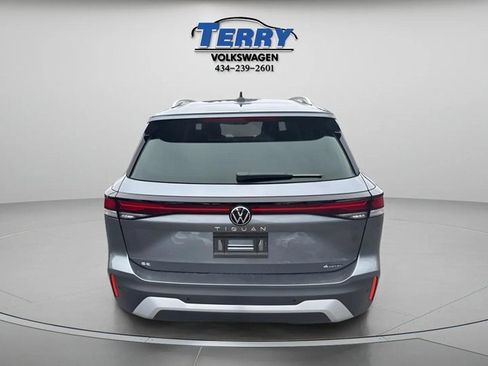 New 2025 Volkswagen Tiguan SE image 2