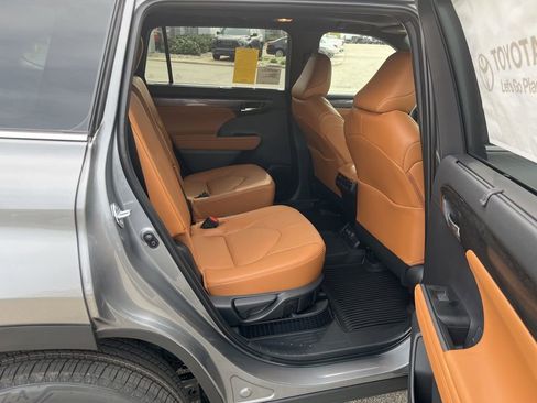 New 2026 Toyota Highlander Platinum AWD/4WD image 13