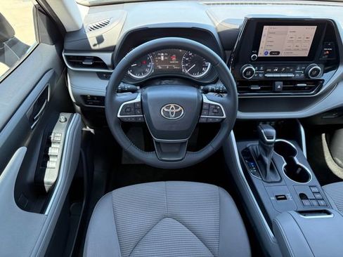 Used 2023 Toyota Highlander LE image 22