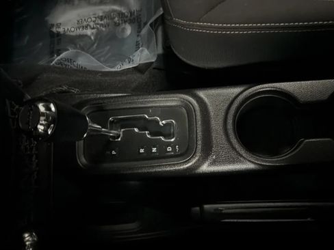 Used 2015 Jeep Wrangler Unlimited Rubicon w/ Connectivity Group AWD/4WD image 13