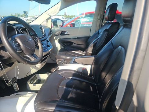 Used 2023 Chrysler Pacifica Touring-L FWD image 3