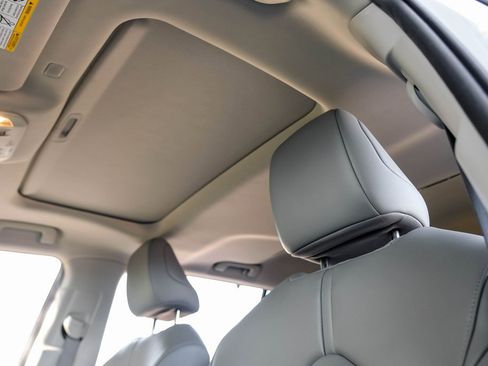 Used 2022 Toyota Highlander XLE image 9