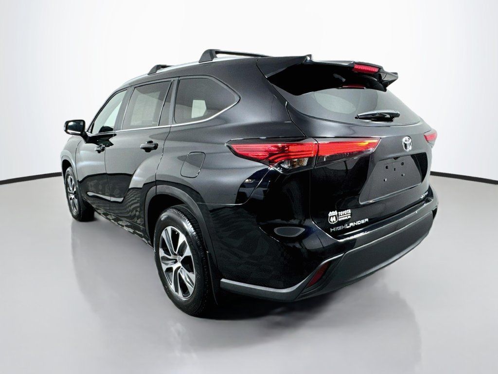 Used 2023 Toyota Highlander XLE AWD/4WD image 6