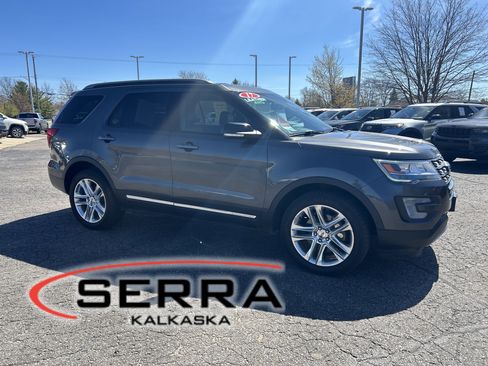 Used 2017 Ford Explorer XLT w/ XLT Technology Feature Bundle AWD/4WD image 1