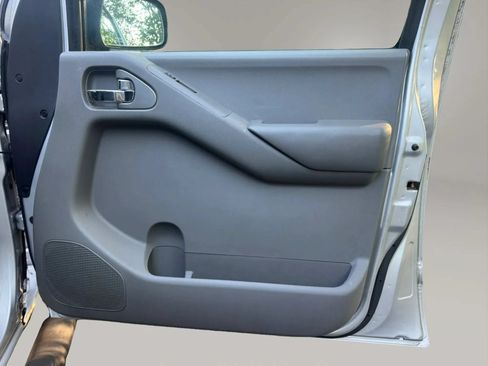 Used 2013 Nissan Frontier SV RWD image 12