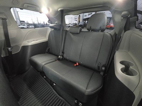 Used 2020 Toyota Sienna SE image 21