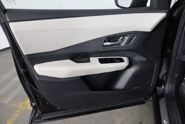 Used 2023 Nissan Ariya AWD image 18