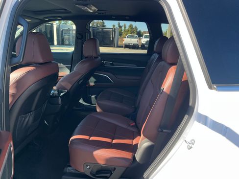Used 2024 Kia Telluride EX w/ EX Captain's Chair Package image 25