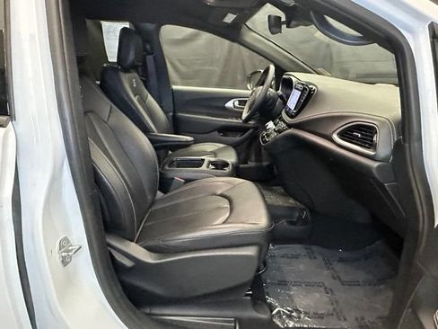 Used 2024 Chrysler Pacifica Limited FWD image 15
