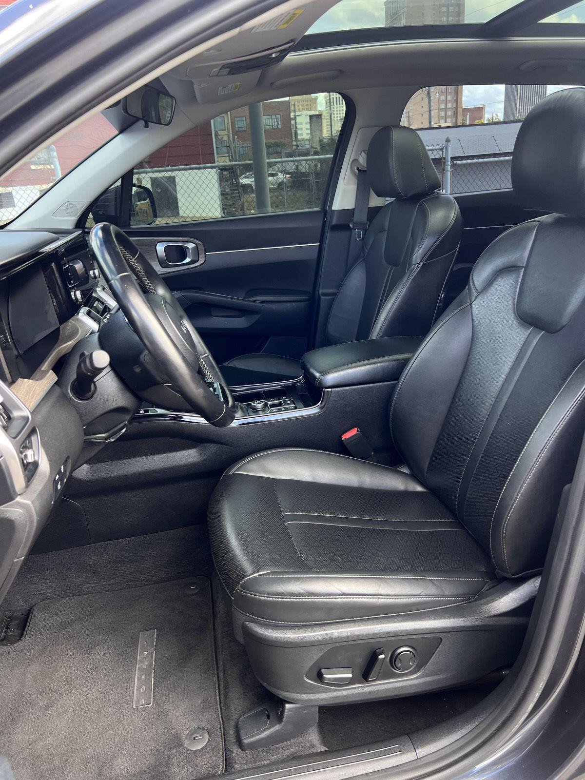 Used 2022 Kia Sorento EX w/ Panoramic Sunroof Package FWD image 4