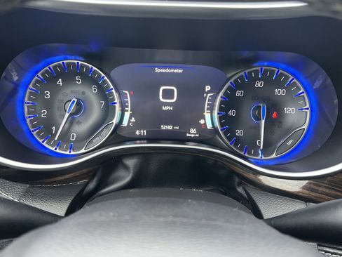 Used 2023 Chrysler Pacifica Limited image 16