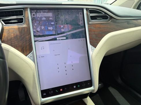 Used 2018 Tesla Model X 75D AWD/4WD image 3